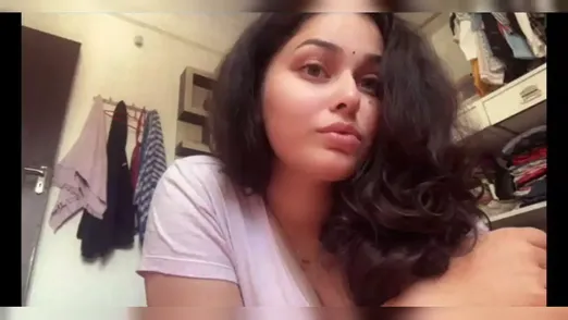 Dost ki bahan room me chut me ungli karke boobs par pani lagati hui
