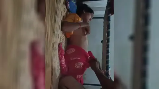Dehati pati apni biwi ki chut mein lund marte hue jor se chudai kar raha hai gaon mein