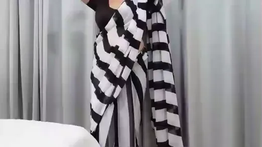 Hot bhabhi in black saree kissing fingering and riding lund in hotel
